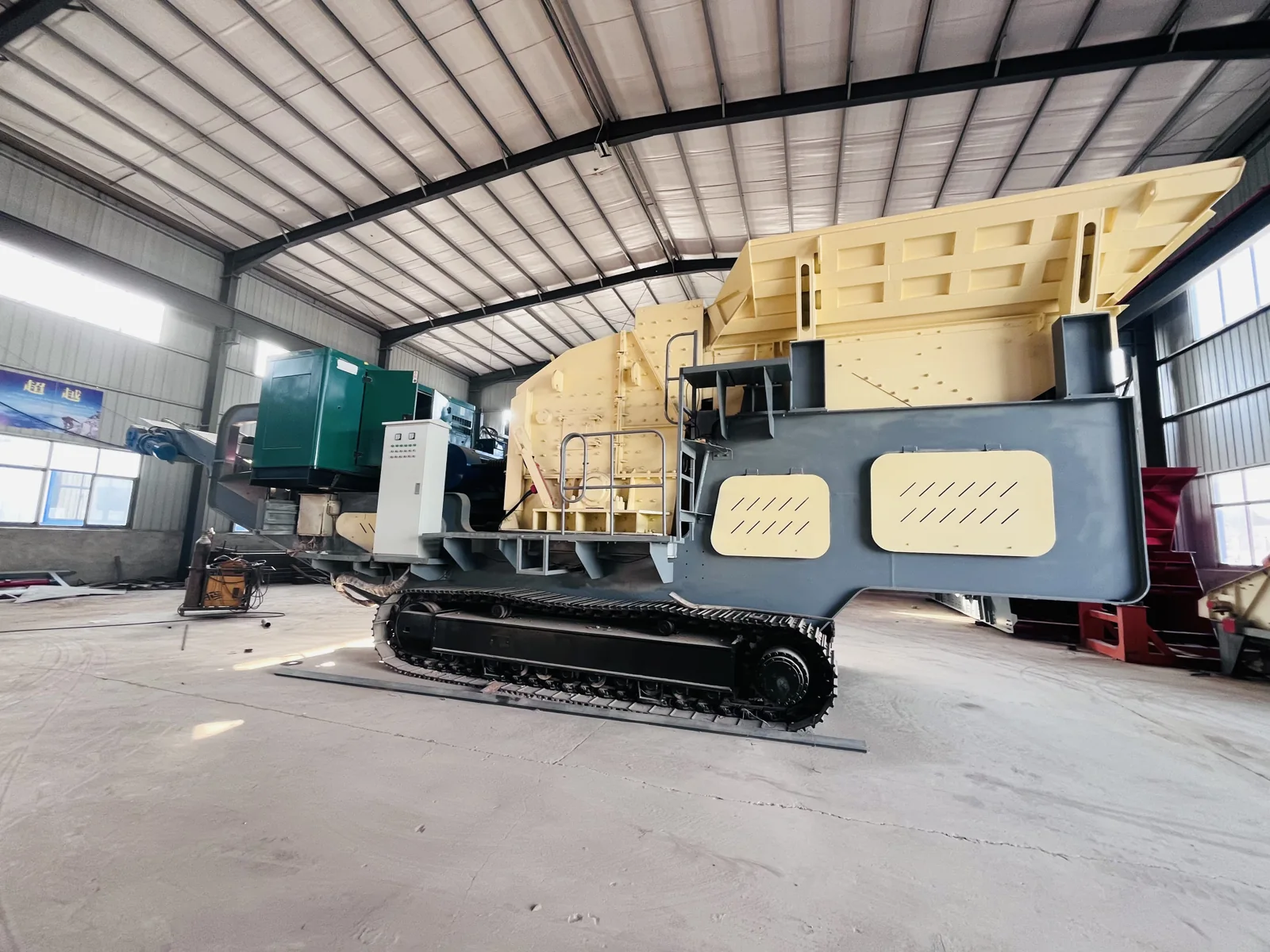 Tracked mobile crushing plant
