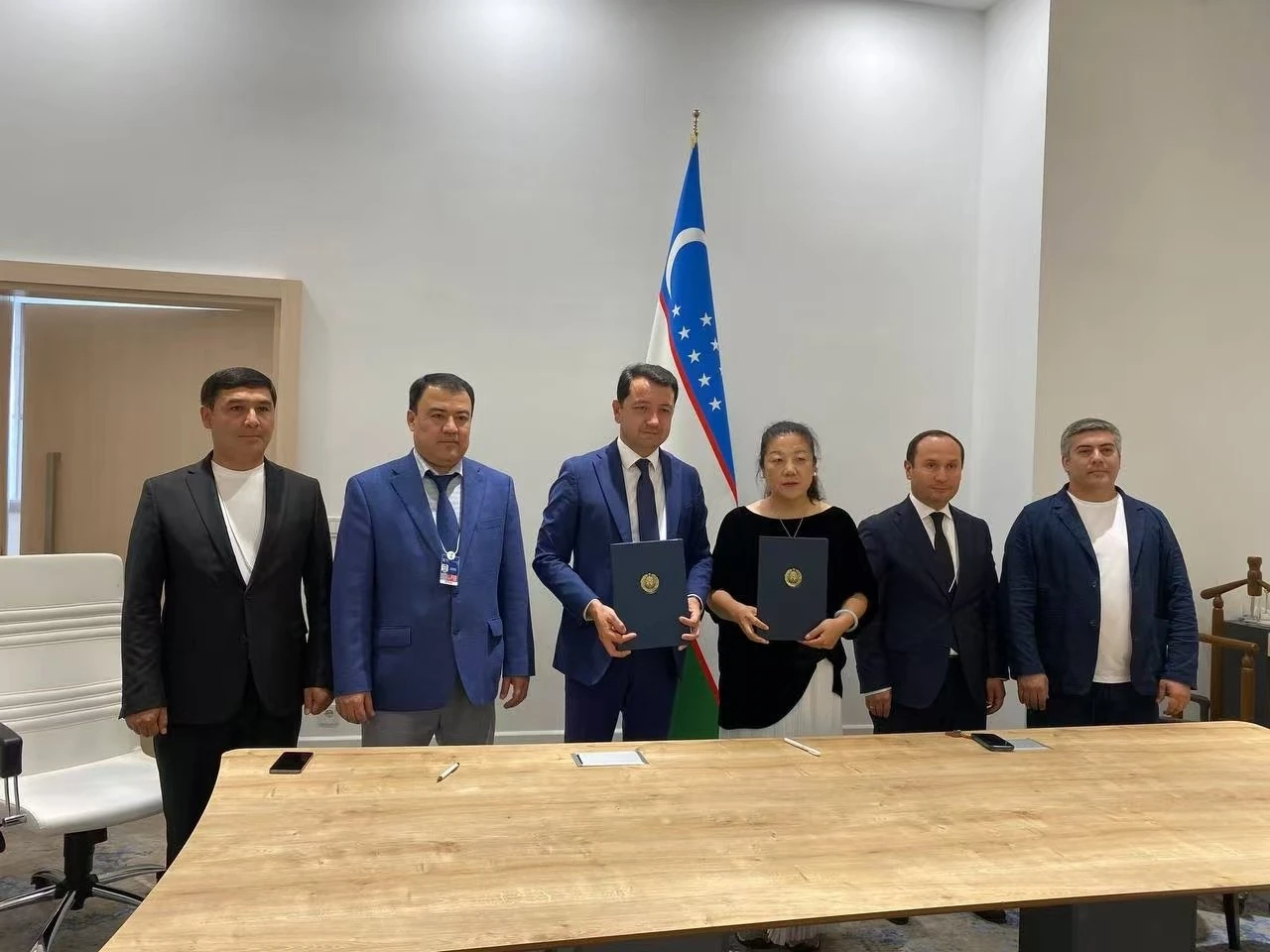 Hamkorlik kelishuvini imzolashdan keyingi surat